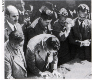В. Пас Эстенсоро подписывает декрет об аграрной реформе. Август 1953 года.