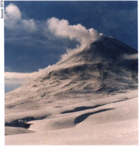 Выделение вулканических газов вулканом Ключевская Сопка (Камчатка).