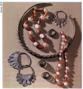 Женские украшения вятичей: бусы, височные кольца, шейная гривна, перстни.