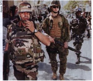 Морской пехотинец США, французский солдат и гаитянский полицейский патрулируют улицу в Порт-о-Пренсе. 2004