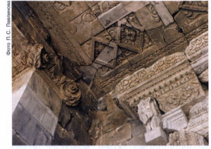 Гарни. Храм эллинистическо-римского типа. Фрагмент пронаоса. 1 век нашей эры