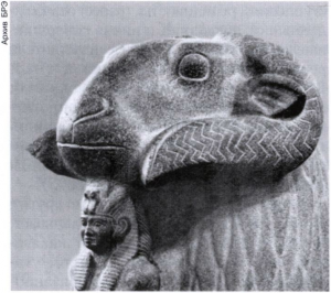 Амон в образе барана, охраняющий фараона Тахарку.